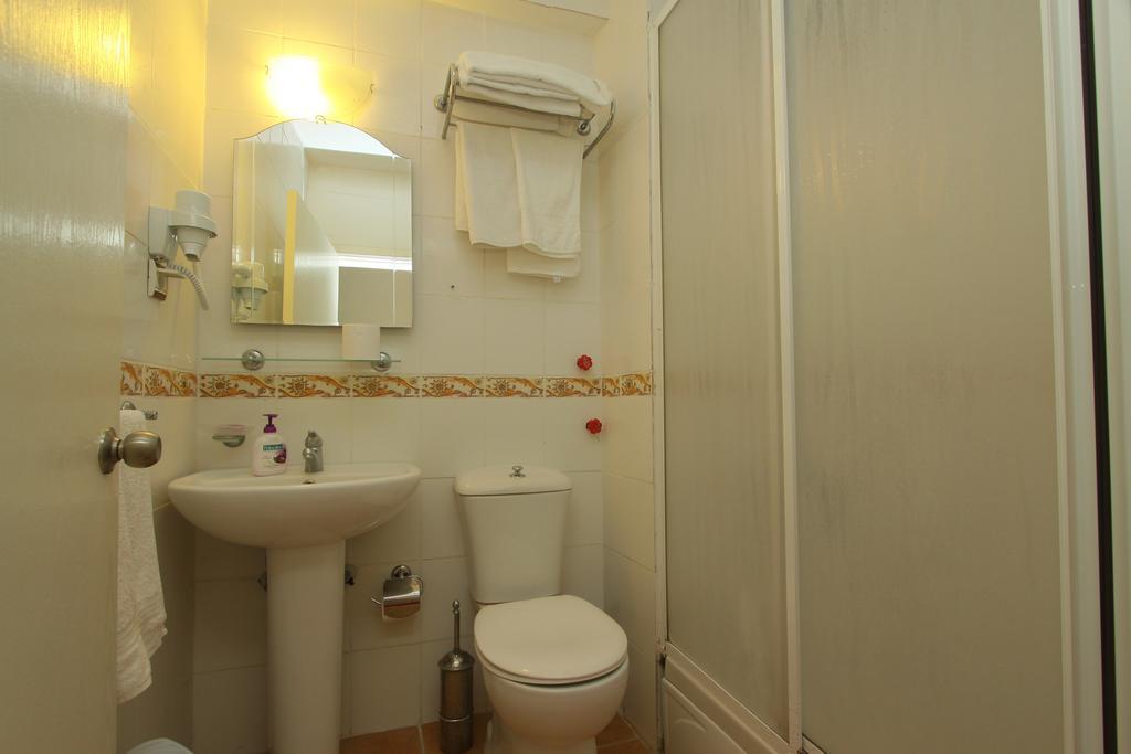 Nese Hotel Çeşme Rum bild